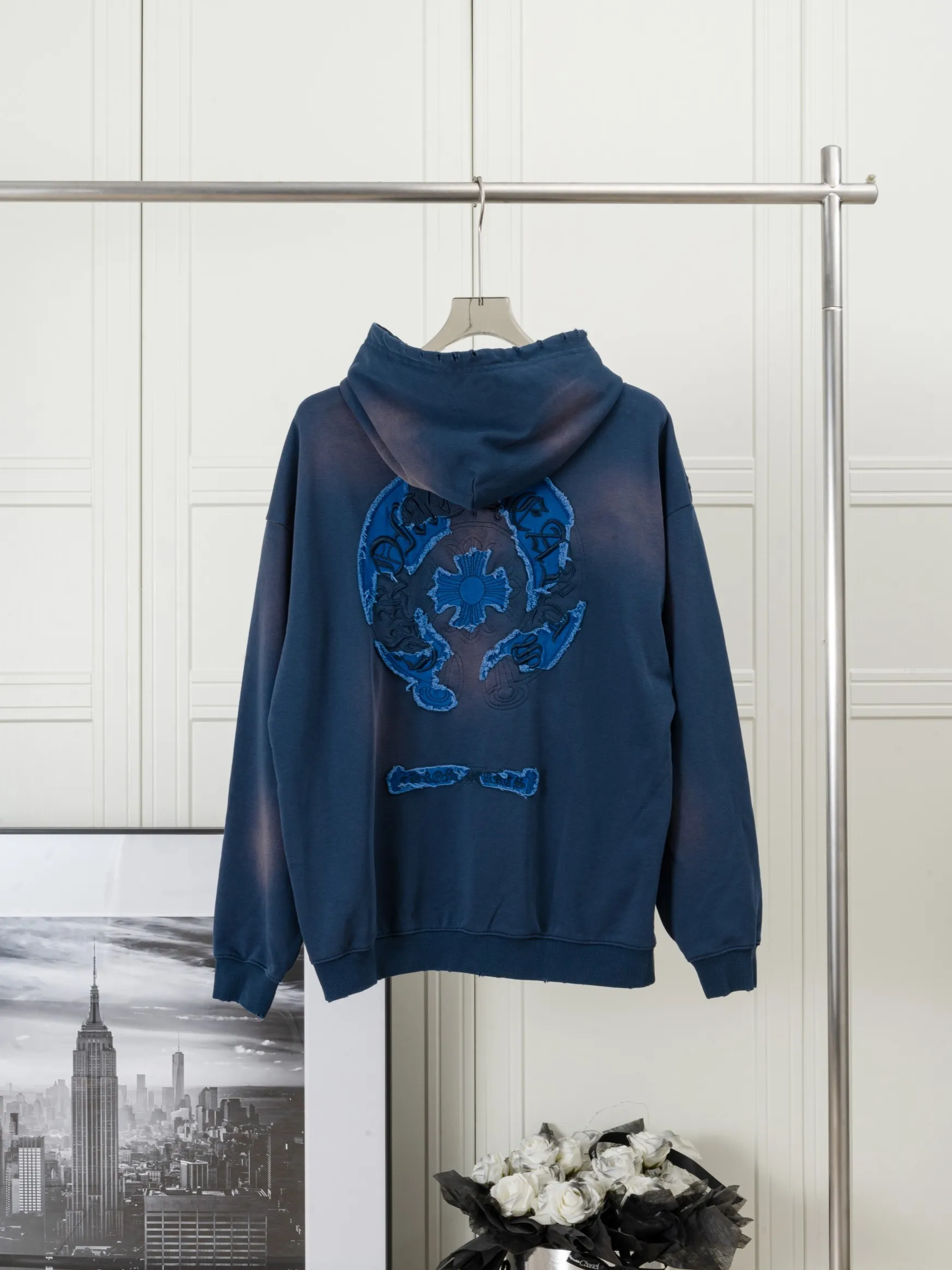 P310 CHROME HEARTS Hooded Sweatshirt - Size: XS, S, M, L - Color: Navy blue, white, black. Made of comfortable and skin-friendly fabrics, it feels unrestricted when worn. The details are finely crafted and the colors are harmonious. The back is embroidered with classic Crocodile heart elements, making it highly recognizable and trendy. Strictly controlled from material selection to production, it is a dazzling item that highlights personality and quality and interprets trendy attitude.